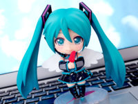 ねんどろいどこ～で「初音ミク 赤い羽根共同募金運動 創設70年 記念コーデ」明日より予約開始の画像