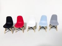 【可動フィギュア用に】100円ショップ セリア「1/12 ミニチュア デザインチェア」各色 発売中の画像