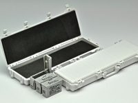 【リトルアーモリー】「ミリタリーハードケースA3～ホワイト×グレー」「クリスベクターSMGアルパイン」プラモ 予約開始の画像