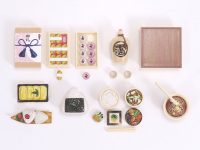 【可動フィギュア用に】1/12スケール「フィギュアのごはん Vol.5」プラモデル 予約開始、賄賂用の小判入り桐箱風菓子折などの画像