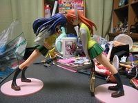 フィギュアって部屋に飾っておくだけでこんなに傾くものなの？の画像